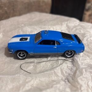 Hallmark keepsake 1970 Ford lock‎ one Mustang ornament.